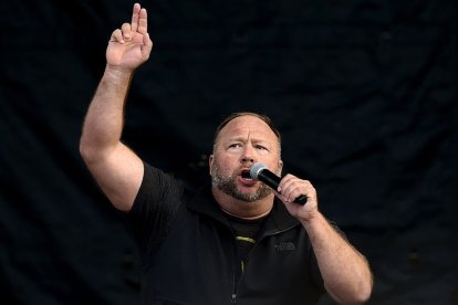 Un juez ordena la liquidación de los bienes de Alex Jones para retribuir a las familias de Sandy Hook, pero mantiene por fuera a Infowars