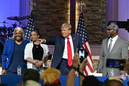 “Vienen a por sus trabajos”: Trump recibe un fuerte apoyo de los votantes negros en una Iglesia de Detroit tras criticar la inmigración ilegal