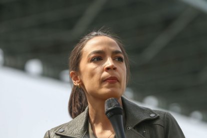 La congresista estadounidense Alexandria Ocasio-Cortez dio un discurso en Astoria Park, Queens, sobre el Nuevo Pacto Verde.