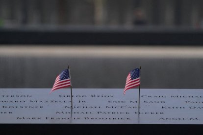 Banderas estadounidenses se alinean en una piscina conmemorativa en el Memorial Nacional del 11 de septiembre