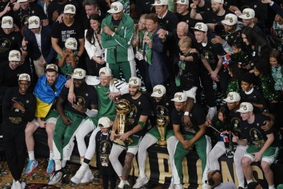 Los jugadores de los Celtics celebran el título.