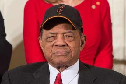 El gran béisbol Willie Mays observa durante la ceremonia de la Medalla Presidencial de la Libertad en la Casa Blanca en Washington, DC, el 24 de noviembre de 2015