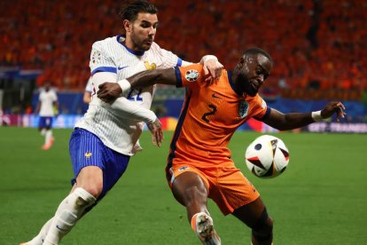 , Theo Hernández (i) de Francia y Lutsharel Geertruida de Holanda luchan por el balón en el empate de Francia y Países Bajos en la fase de grupos de la Eurocopa 2024,