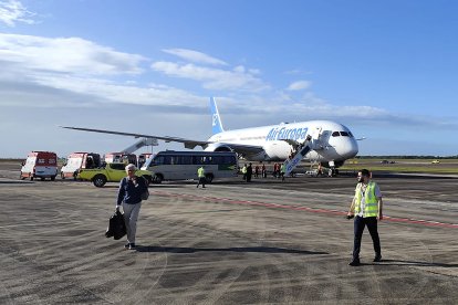 This UGC picture taken on July 1, 2024 and released as a courtesy by passenger Claudio Fernandez Arbes shows an Air Europa Boeing 787-9 Dreamliner sitting on the tarmac in Natal, in northeastern Brazil, on July 1, 2024, after making an emergency landing after encountering strong turbulence on its route from Madrid to Montevideo. - At least seven people were injured Monday during the flight prompting an emergency landing in Brazil, the airline said. The plane, with 325 people on board, was diverted in the early morning hours to the airport of Natal in northeastern Brazil on its way to the Uruguayan capital, the Spanish company said. (Photo by Claudio FERNANDEZ ARBES / UGC / AFP) / RESTRICTED TO EDITORIAL USE  MANDATORY CREDIT «  AFP PHOTO / UGC / COURTESY OF PASSENGER CLAUDIO FERNANDEZ ARBES» - NO MARKETING NO ADVERTISING CAMPAIGNS  DISTRIBUTED AS A SERVICE TO CLIENTS