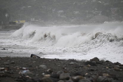 High waves crash along the beach in Kingston, Jamaica, before the arrival of Hurricane Beryl on July 3, 2024. - Beryl churned towards Jamaica on July 3, with forecasters warning of potentially deadly winds and storm surge, after at least seven people were killed and widespread destruction was reported across the southeastern Caribbean. The powerful hurricane, which is rare so early in the Atlantic season, was expected to pass over Jamaica around midday as a 