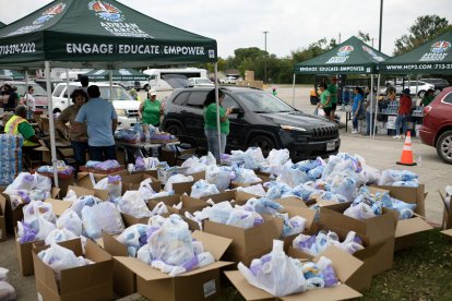 Se reparten bolsas de comida en un centro de distribución de agua y alimentos en Houston