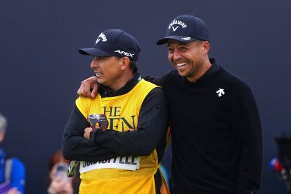 Xander Schauffele festeja el Open con su 'caddie', Austin Kaiser.