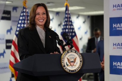 Kamala posa antes de su primer discurso tras conocer que cuenta con apoyos suficientes para ser candidata demócrata.