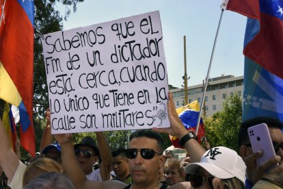 Venezolanos protestas contra el régimen de Maduro