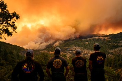 Bomberos observan el incendio Park