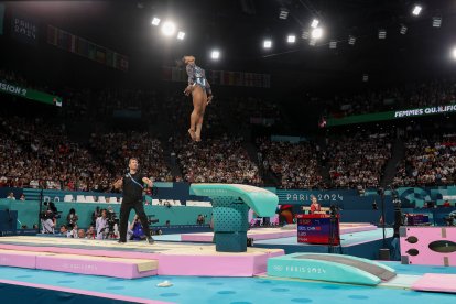 Simone Biles ejectuta su actuación en salto en los JJOO de París 2024.