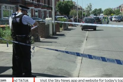 Policías aseguran la calle del apuñalamiento masivo en Southport