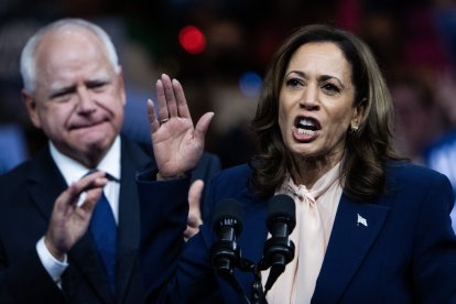 Kamala habla en primer término mientras Tim Walz aplaude en segundo plano durante el mítin de presentación del gobernador de Minesota como candidato a VP.