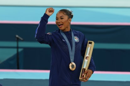 ORDAN CHILES, de Estados Unidos, celebra su medalla de bronce en la final de gimnasia artística femenina de suelo en los Juegos Olímpicos de París 2024 en el Bercy Arena de París, Francia