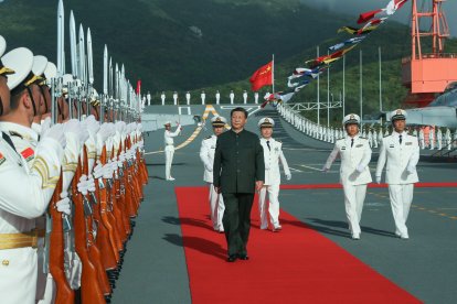 Xi Jinping aborda el portaaviones Shandong y pasa revista a la guardia de honor en un puerto naval en Sanya, provincia de Hainan, en el sur de China, el 17 de diciembre de 2019.