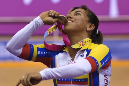 Venezuela's Daniela Larreal celebrates her gold medal during the podium of women´s Keirin discipline at the XVI Pan-American Games in Guadalajara, Mexico, on October 20, 2011. AFP PHOTO/CRIS BOURONCLE (Photo by CRIS BOURONCLE / AFP)