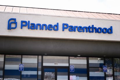 Señalización de Planned Parenthood se muestra fuera de una clínica de atención médica en Inglewood, California, el 16 de mayo de 2023. (Fotografía de Patrick T. Fallon / AFP)