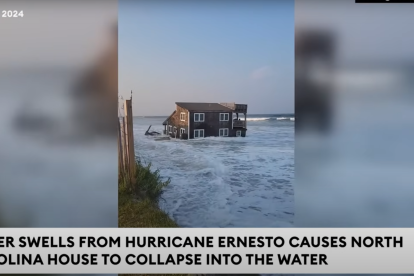 Una casa se derrumba tras el paso del huracán Ernesto en Outer Banks (Carolina del Norte).