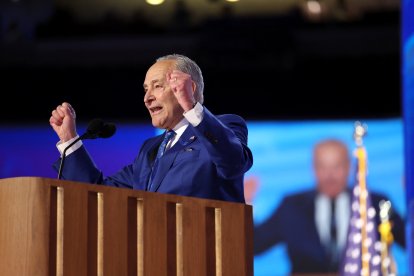 El senador Chuck Schumer da su discurso en el segundo día de la DNC.