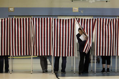 Una votante de New Hampshire sale de una cabina electoral después de rellenar su papeleta para las elecciones de mitad de mandato en el interior del Centro Juvenil Obispo Leo E. Oneil en Manchester, New Hampshire, el 4 de noviembre de 2014.