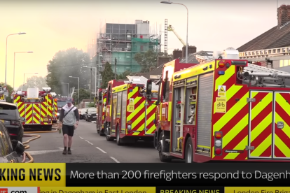 Imagen de los bomberos extinguiendo el fuego que se desató el domingo, 25 de agosto de 2024 en Dagenham (Londres)