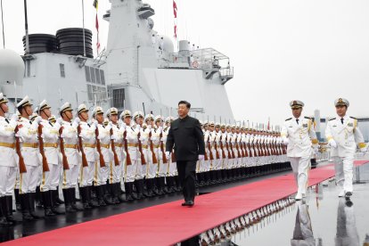 El presidente chino y presidente de la Comisión Militar Central, Xi Jinping, inspecciona a los guardias de honor del Ejército Popular de Liberación (EPL) chino.