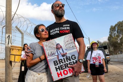 Imagen de Jonathan Polin y Rachel Goldberg en una marcha por su hijo, Hersh Goldberg-Polin.