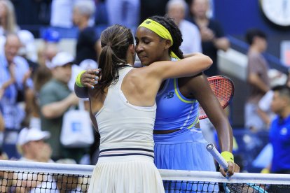 Flushing Meadows, Nueva York, EE.UU.: Emma Navarro estrecha la mano de Coco Gauff tras ganar su partido en la séptima jornada del US Open 2024 celebrado en el USTA Billie Jean King National Tennis Center el domingo 1 de septiembre de 2024 en el barrio de Flushing del distrito de Queens de la ciudad de Nueva York.