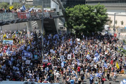 Familiares y simpatizantes de los rehenes israelíes retenidos por terroristas palestinos en la Franja de Gaza desde octubre levantan pancartas y corean consignas pidiendo su liberación durante una concentración en Tel Aviv el 2 de septiembre de 2024