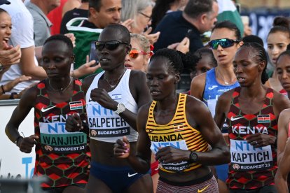 Rebecca Cheptegei (con la camiseta de Uganda), corre junto a otras deportistas durante los Mundiales de Atletismo de Budapest.