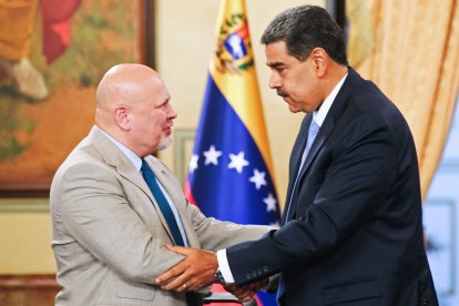 El fiscal de la Corte Penal Internacional Karim Khan saluda sonriente al dictador venezolano Nicolás Maduro en Caracas.