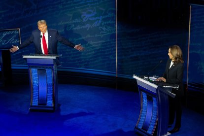 Donald Trump y Kamala Harris gesticulan en un momento del debate en ABC.