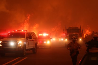 Bomberos luchando contra el fuego en el incendio del Aeropuerto en California.