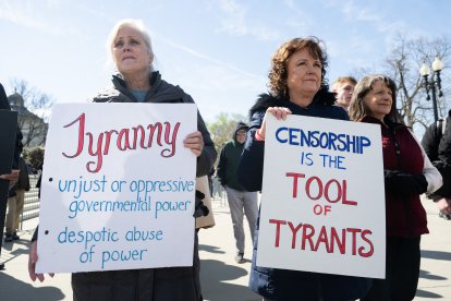 Manifestantes que alegan que el gobierno presionó o actuó en connivencia con plataformas de redes sociales para censurar contenidos con el pretexto de luchar contra la desinformación protestan ante el Tribunal Supremo de Estados Unidos en Washington, DC, el 18 de marzo de 2024, mientras el Tribunal escucha los argumentos orales en el caso Murthy contra Missouri.