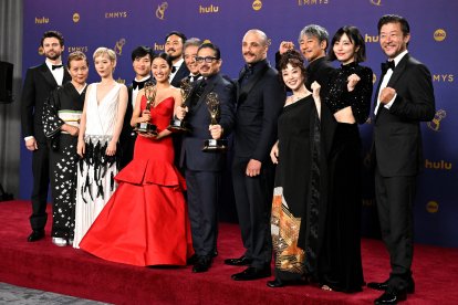 El equipo de 'shogun' posa ante la prensa con sus estatuillas tras hacer historia en los Emmy, al convertirse en la serie más laureada.