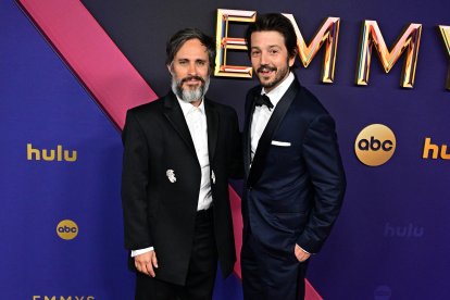 El actor mexicano Gael García Bernal y el actor mexicano Diego Luna llegan a la 76 edición de los premios Emmy en el Peacock Theatre at L.A.