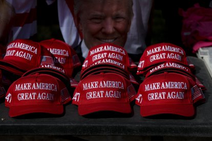 Sombreros de «Make America Great Again» en una mesa durante un mitin de campaña del ex presidente de Estados Unidos y candidato presidencial republicano Donald Trump en Sunset Park en Las Vegas, Nevada, el 9 de junio de 2024.