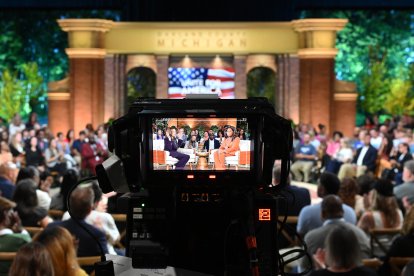 Una cámara enforca la entrevista de Oprah Winfrey a Kamala Harris en un acto de campaña de la candidata demócrata.