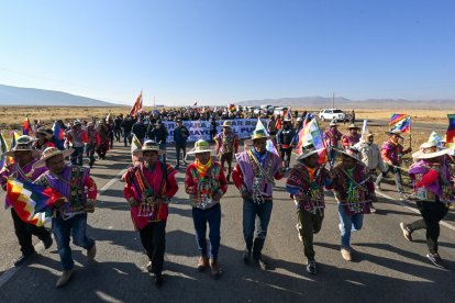 Simpatizantes del ex presidente boliviano (2006-2019) Evo Morales Ayma participan en la llamada Marcha para Salvar Bolivia -contra su antiguo aliado, el líder izquierdista Luis Arce- en Ayo Ayo, Bolivia, el 21 de septiembre de 2024. -