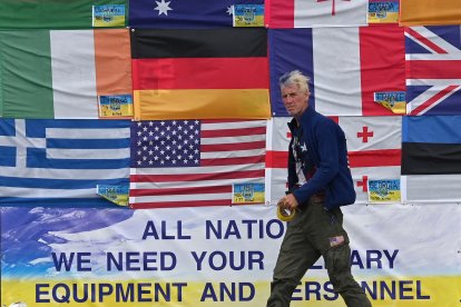 Ryan Routh camina por la Plaza de la Independencia de Kiev el 23 de junio de 2022