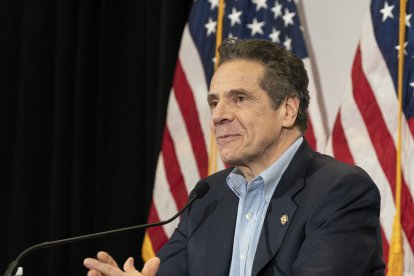 Andrew Cuomo en una conferencia de prensa