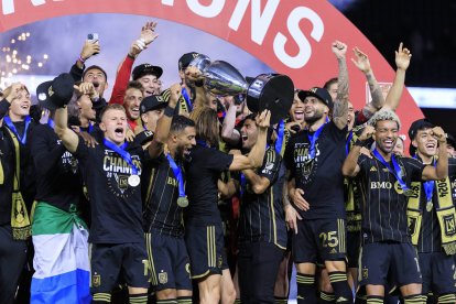 Ilie Sánchez #6 y Carlos Vela #10 del Los Angeles Football Club levantan el trofeo durante la ceremonia de entrega de premios tras ganar la final de la Copa Abierta de Estados Unidos contra el Sporting Kansas City el miércoles 25 de septiembre de 2024 en el BMO Stadium de Los Ángeles, California.