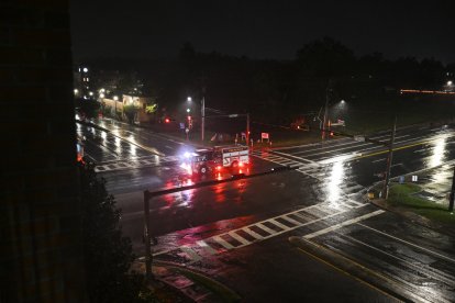 Un camión de bomberos en Florida bajo lluvias torrenciales provocadas por la llegada del huracán 'Helene'.