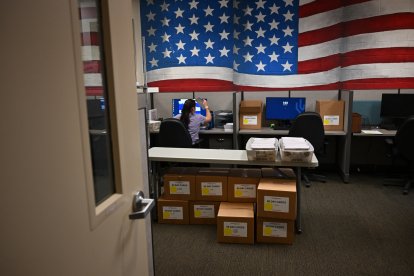 Un trabajador electoral procesa la información de los votantes en la Sala de Banderas del Centro de Tabulación y Elecciones del Condado de Maricopa (MCTEC) antes de las elecciones primarias y generales de Arizona de 2024 en Phoenix, Arizona, el 3 de junio de 2024.