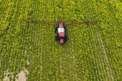 Un agricultor esparce pesticida en un campo en Centreville, Maryland.