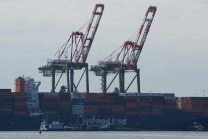 Un buque portacontenedores en la terminal marítima de Port Newark, visto desde Bayonne