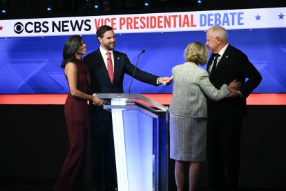 Elecciones Presidenciales 2024 | Vance y Walz se saludan tras el debate en presencia de sus respectivas esposas.