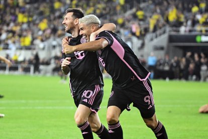 MLS: El delantero del Inter Miami Luis Suárez (9) celebra su gol en la segunda mitad contra el Columbus Crew con el delantero del Inter Miami Lionel Messi (10) en Columbus, Ohio.