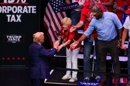 Elecciones presidenciales 2024: El expresidente y candidato presidencial republicano Donald Trump estrecha las manos de sus partidarios en el escenario antes de su discurso en el Centro Cívico de Savannah en Savannah.