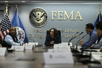 La vicepresidenta y candidata demócrata a la presidencia de EE.UU., Kamala Harris, asiste a una reunión informativa sobre los efectos del huracán 'Helene'.